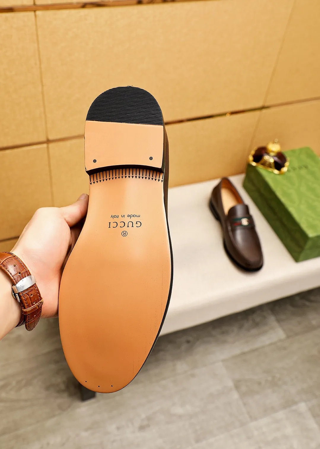 Men's shoes 💰480 💐 Product trademark: GUCCI "Gucci" casual leather shoes Regular size: 38-44 (45.46.47🉑️customized) Product materials: Selected imported first-layer calfskin upper + classic hardware buckle, imported cowhide leather lining. Strong three-dimensional visual effect, original combination outsole Color: 2⃣️colors available